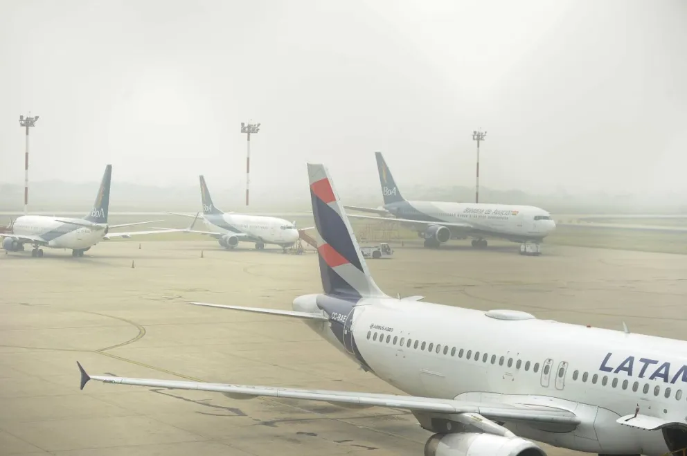 El aeropuerto de Viru Viru, con humo, en una imagen del 10 de septiembre. Foto: APG
