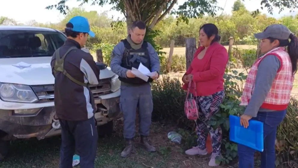 Gendarmes argentinos hablar con productores en la frontera con Bolivia. Foto: Captura de video