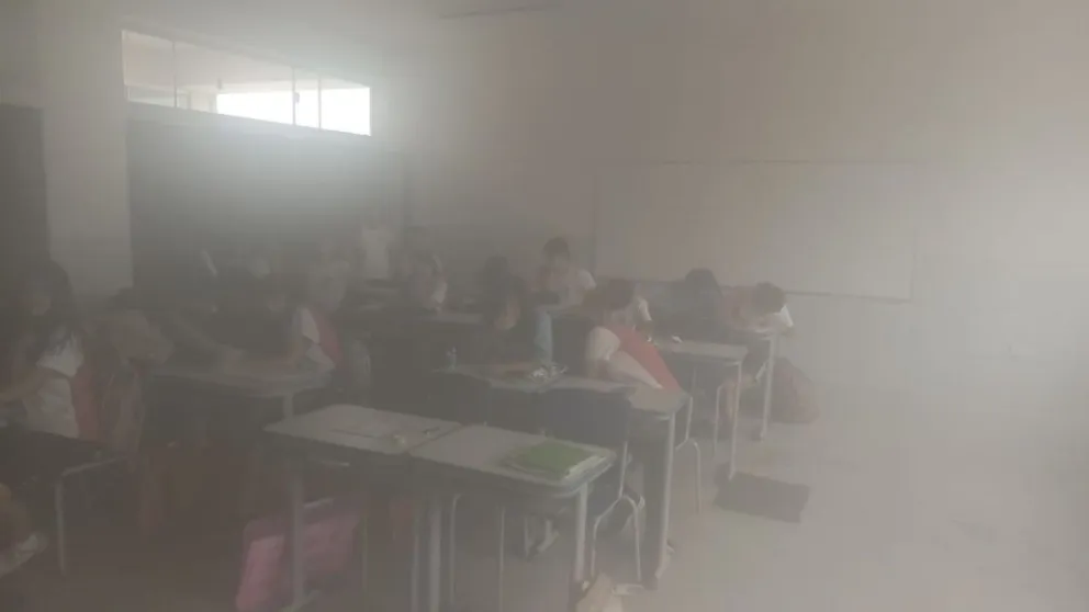 Alumnos en una aula llena de humo, en una escuela de la Villa 1ro de Mayo. Foto: Abya Yala