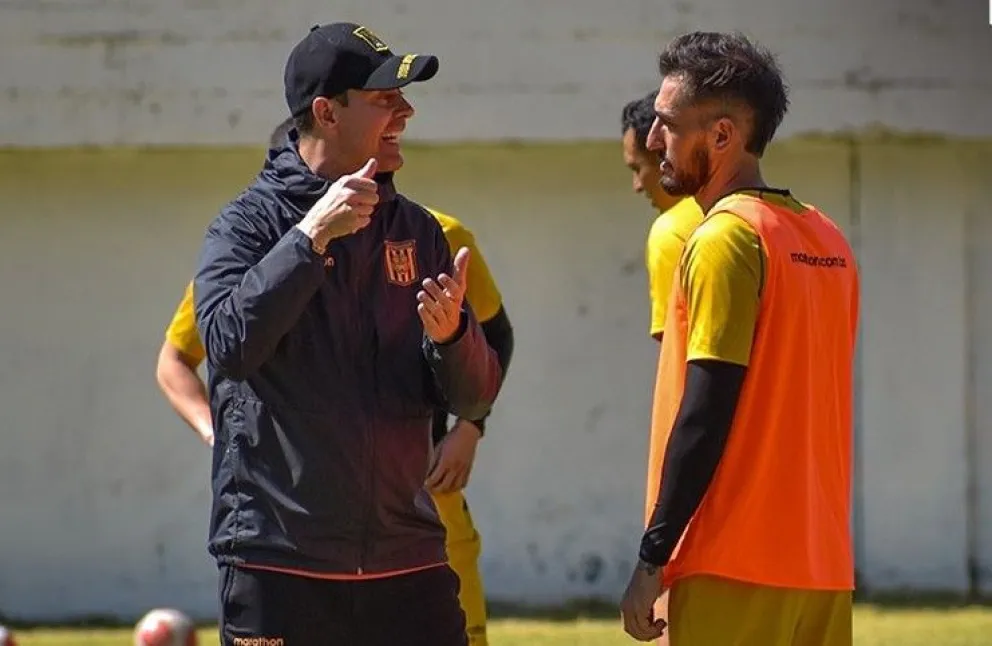 Ismael Rescalvo (izq.), el técnico del Tigre, conversa con Luciano Ursino en una práctica pasada. Foto: club The Strongest