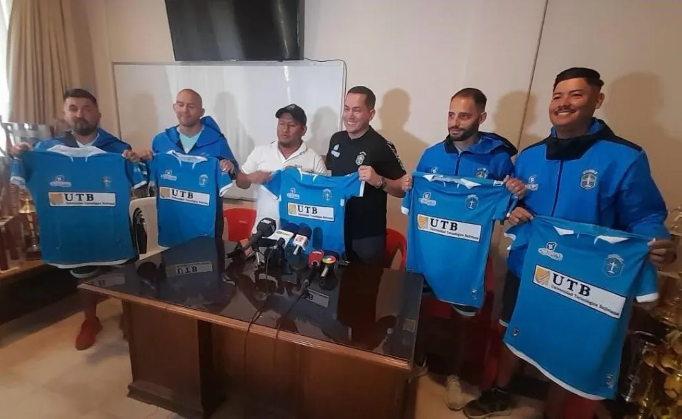 Leonardo Egüez (centro), con el presidente del club San Antonio y sus colaboradores en su presentación de este lunes. Foto: OD Más que Fútbol. 