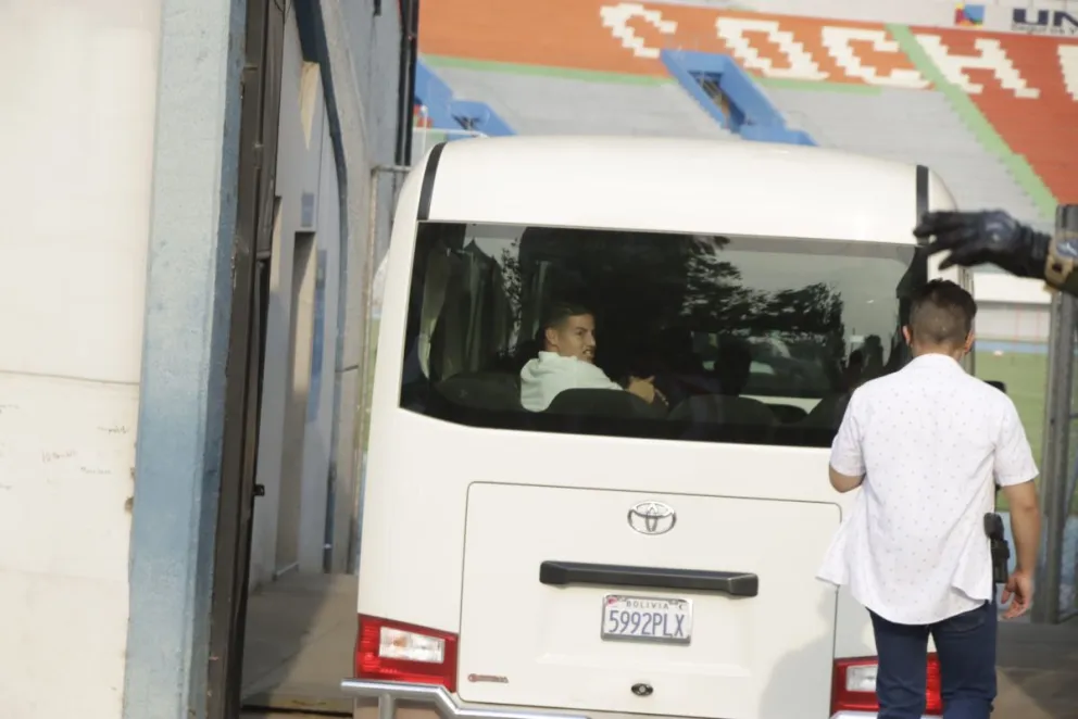 Una persona con el arma en el cinturón a la llegada de la selección colombiana al estadio Félix Capriles de Cochabamba, este lunes. Foto: APG.