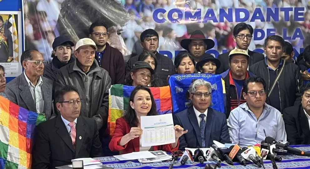 El equipo jurídico del MAS, en rueda de prensa. Foto: DTV