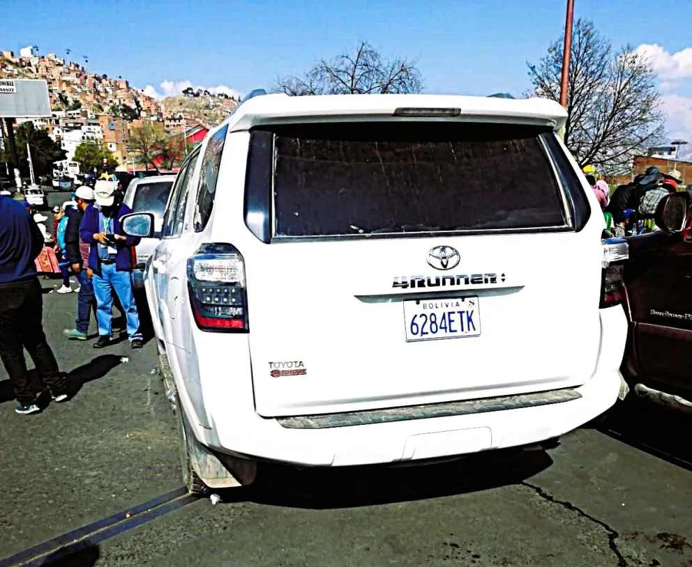 La vagoneta de PDVSA en el mitin de Evo Morales.      Foto: Leny Chuquimia / visión360