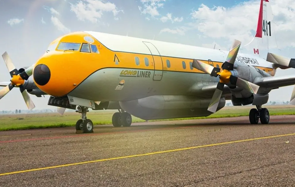 El avión cisterna Electra Tanker que llegó al país para combatir incendios. Foto: Facebook Luis Arce