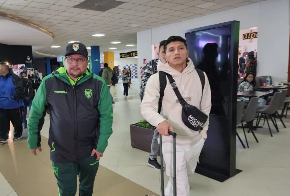 Chávez (der.) durante su arribo en el aeropuerto de El Alto en la madrugada de este martes. Foto: Sports 360.