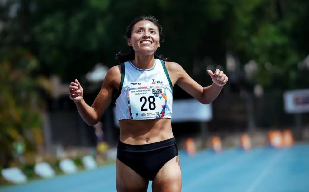 Benita Parra durante una de sus pruebas en el Sudamericano de Colombia. Foto: Federación Atlética de Bolivia.