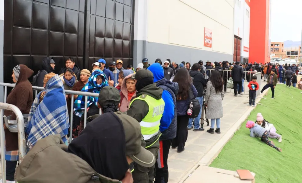 Varias personas hacen filas para la venta de entradas físicas en las boleterías del estadio Municipal de El Alto. Fotos: APG