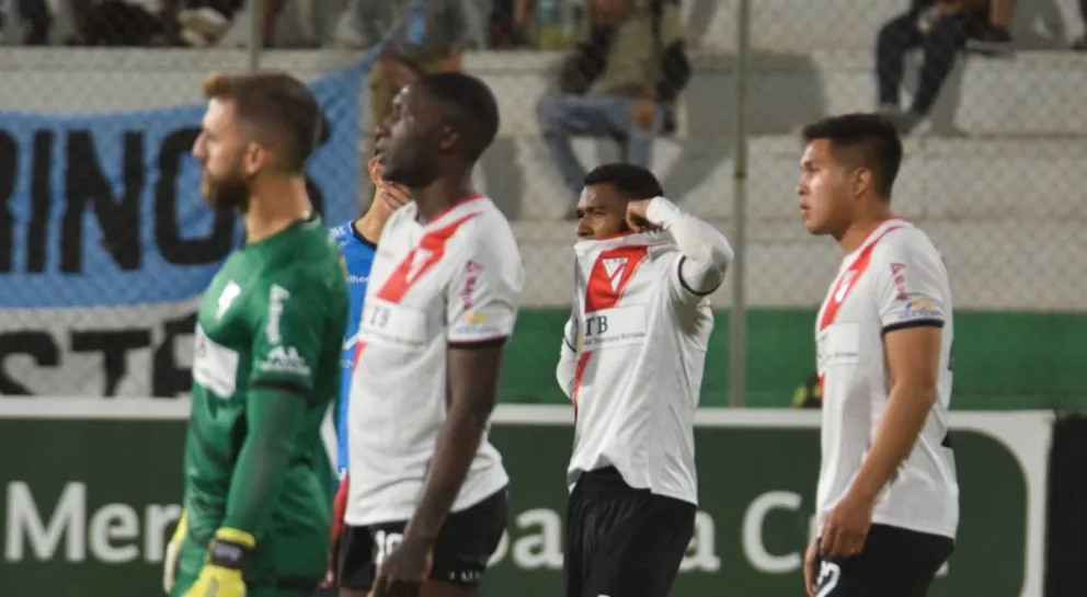 Caicedo (centro), junto a sus compañeros durante el partido frente a Blooming. Foto: APG.