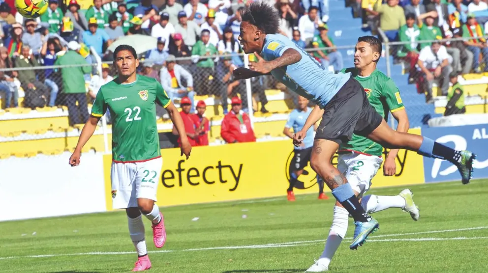 Una incidencia del encuentro que jugaron Bolivia y Uruguay en la Eliminatoria 2018. La Verde solo sumó siete unidades en el camino rumbo a la cita mundialista de Rusia. Foto: RPP