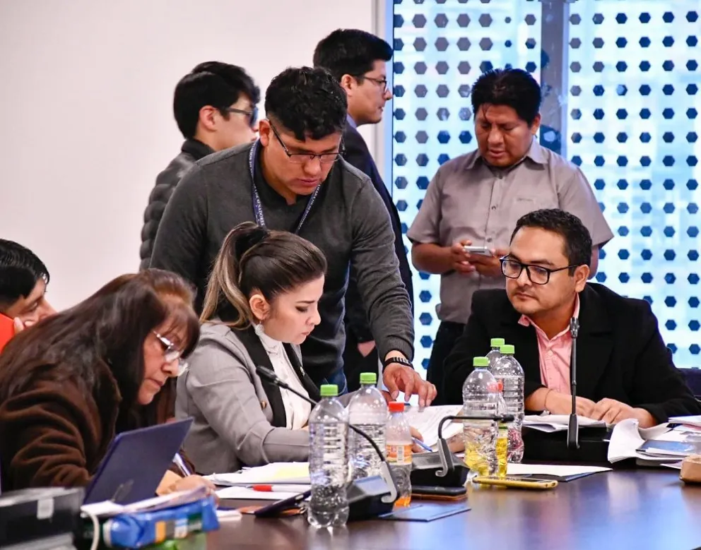 Miembros de la Comisión de Justicia Plural en la revisión de méritos de postulantes a Fiscal General. Foto: Cámara de Senadores