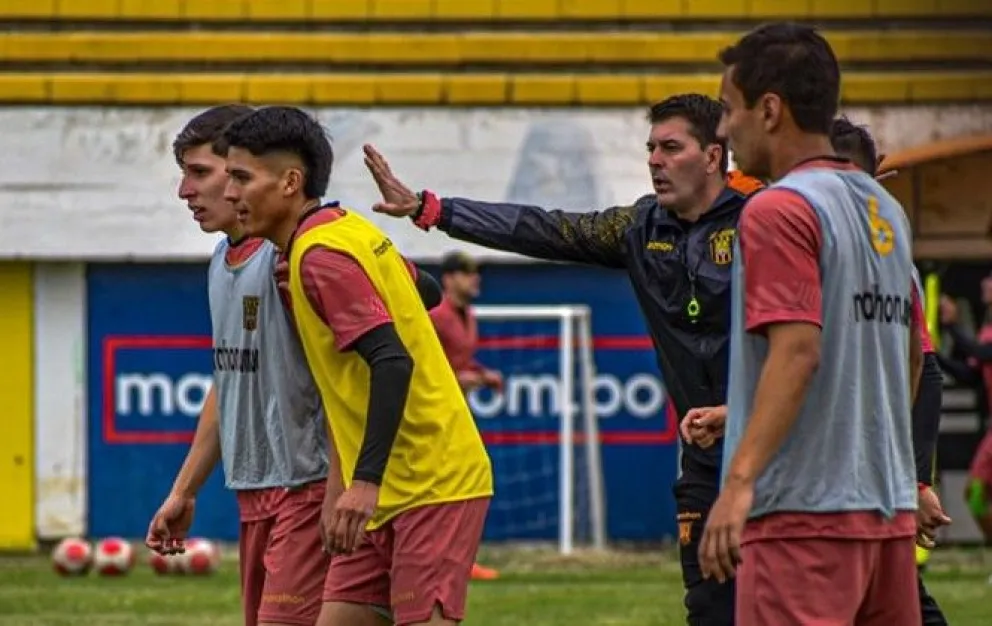 El técnico de The Strongest Ismael Rescalvo da instrucciones a los jugadores en el entrenamiento del martes en Achumani. Foto: APG