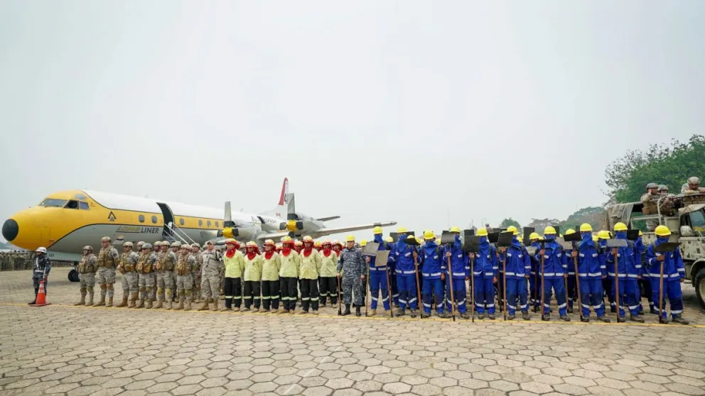 Los bomberos y un avión cisterna Electra Tanker listos para luchar contra el fuego. Foto: Facebook Luis Arce