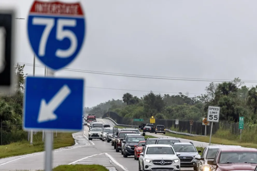 Una gran corriente de tráfico de evacuación se mueve lentamente hacia el sur desde el noroeste de Florida. Foto: EFE
