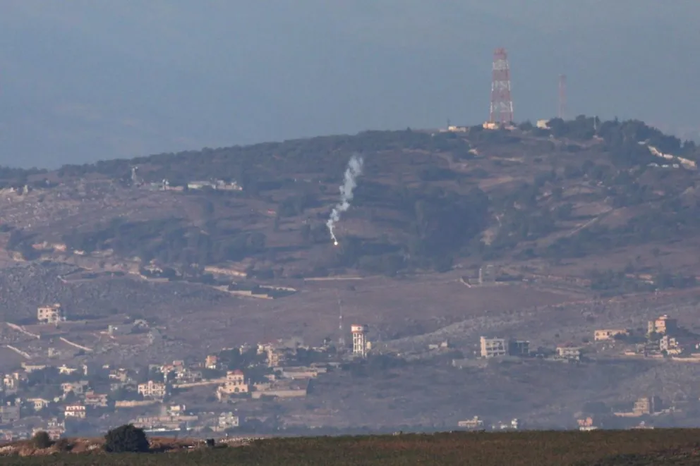 Proyectiles de artillería israelíes cerca de la aldea de Hula, en el sur del Líbano. Foto: EFE