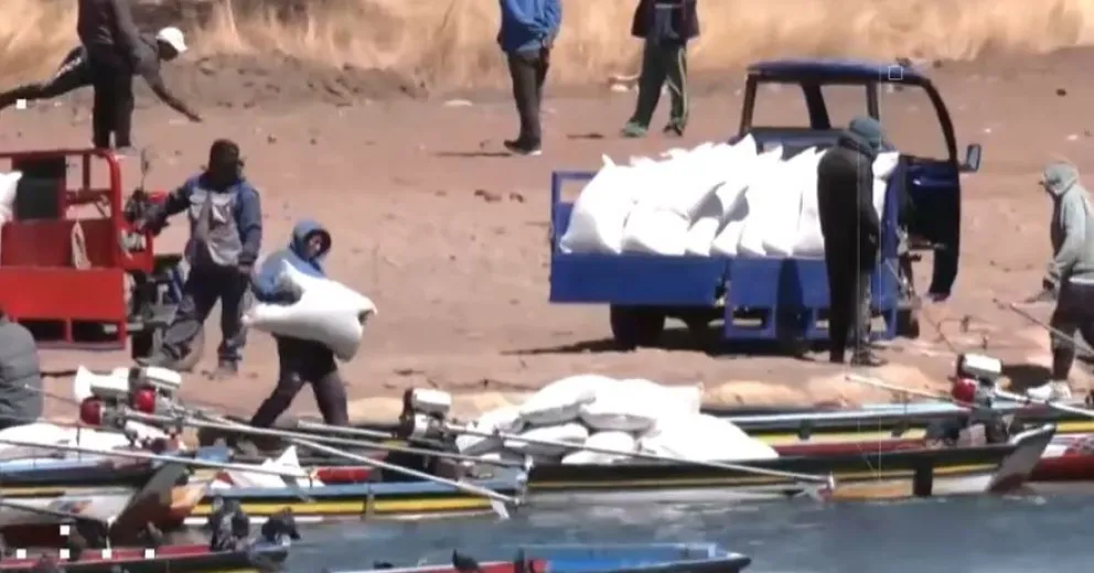 Lancheros mueven quintales de harina y arroz en la frontera con Perú. Foto: Captura de video