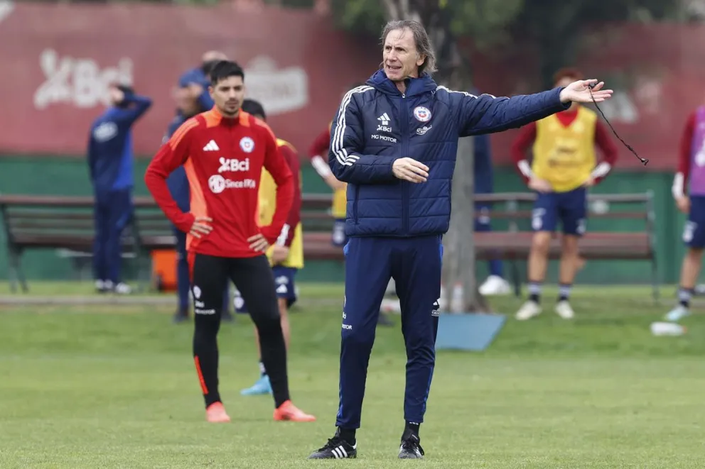 Ricardo Gareca, entrenador del seleccionado chileno, da instrucciones a los jugadores en el entrenamiento del martes. Foto: EFE