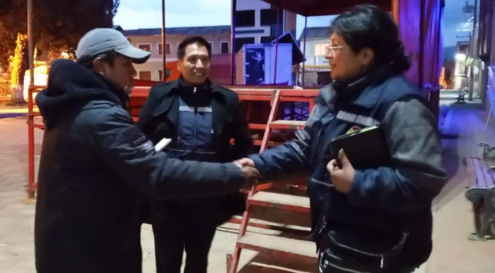 Personal de la Defensoría del Pueblo con dirigentes de Huarina. Foto: UCOM/UCREA