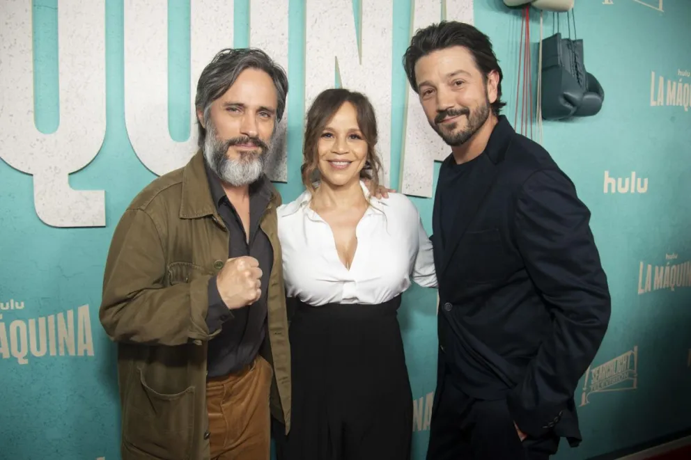Los actores mexicanos Gael García Bernal y Diego Luna, junto a la actriz estadounidense, Rosie Pérez, posando durante el estreno de la serie "La Máquina" en Los Ángeles, California (Estados Unidos). Foto: EFE