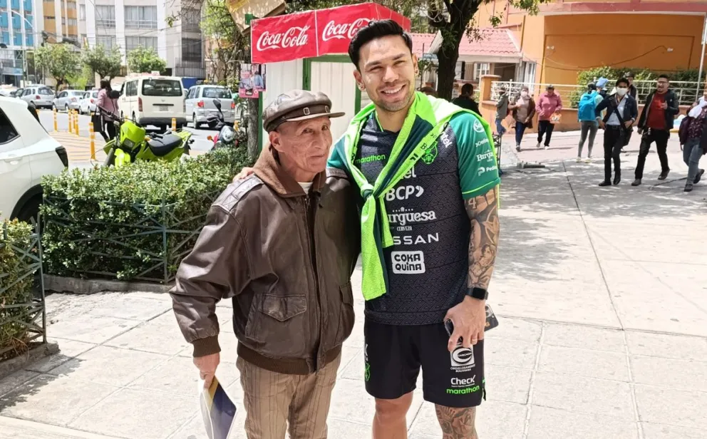 Un seguidor de la Selección nacional se toma una fotografía con Carmelo Algarañaz en las cercanías del hotel de concentración. Foto: Sports 360