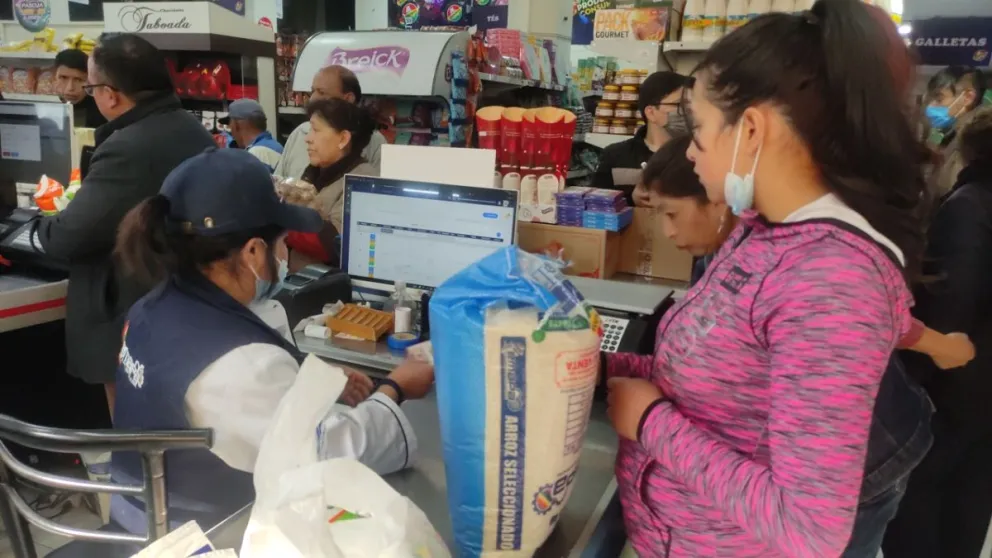 Una ama de casa compra arroz en una sucursal de Emapa- Foto Emapa