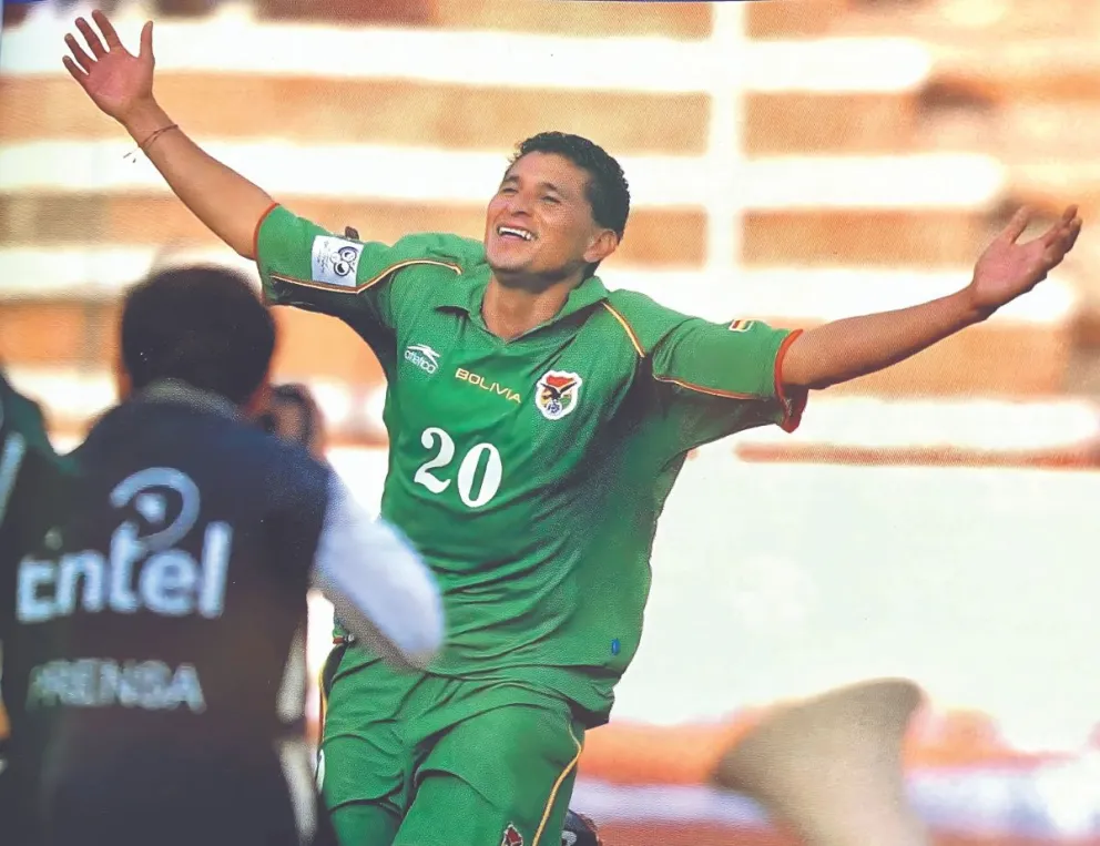 Botero celebra el tercer gol que le convirtió hace 11 años a Colombia. Foto: Historia del Fútbol Boliviano