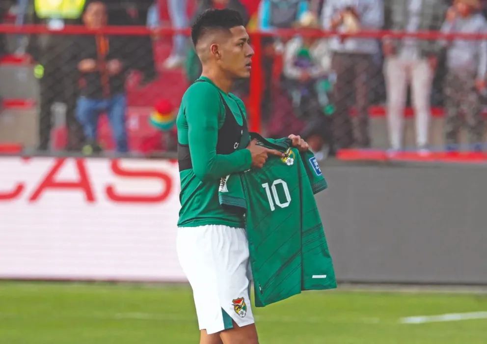 Vaca celebra su gol a Venezuela. Muestra  la camiseta número 10. Foto: APG