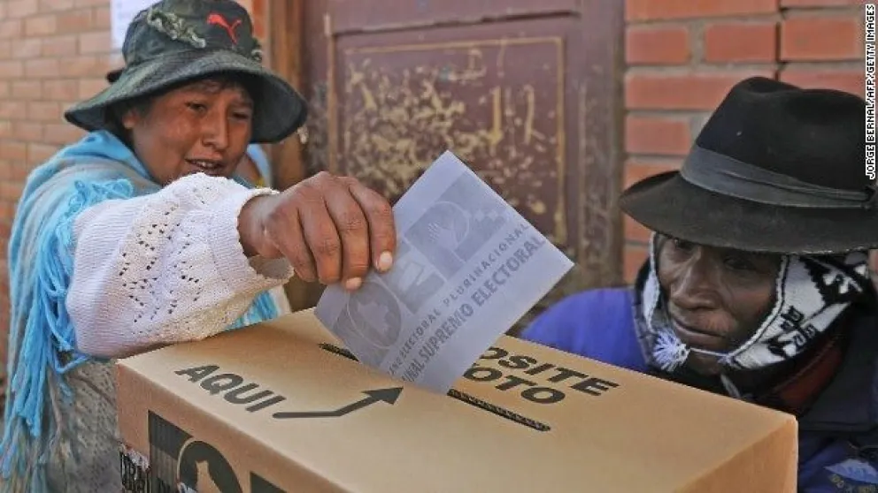 Una persona emite su voto en las elecciones pasadas. Foto: Archivo
