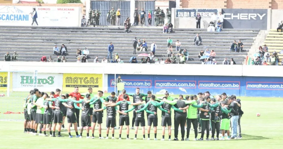 La Selección reunida en el campo de juego antes de la última práctica, este miércoles en Achumani. 