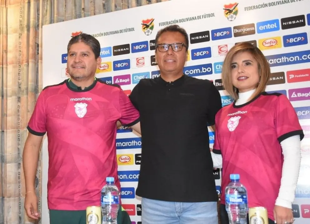 Oscar Villegas (izq.), Marco Gudiño y Elizabeth Bustillos, en la presentación de la camiseta de calistenia de la Selección para los partidos de octubre. Foto: APG.