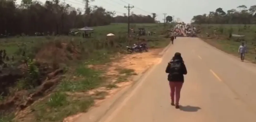 Ruta bloqueada entre Cobija y Porvenir, en Pando. Foto: captura 