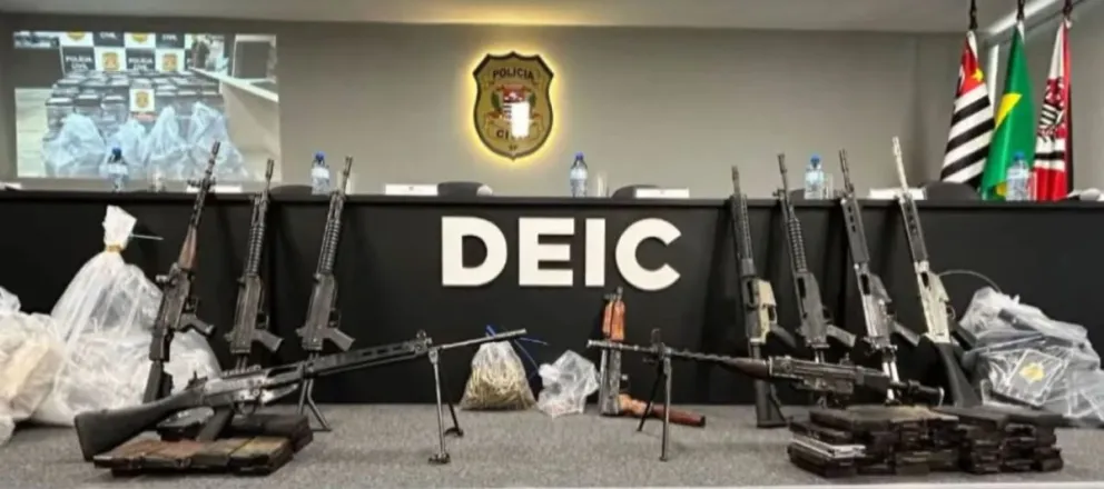 Las armas y la droga halladas en Sao Paulo, Brasil. Foto: Captura de video de CNN