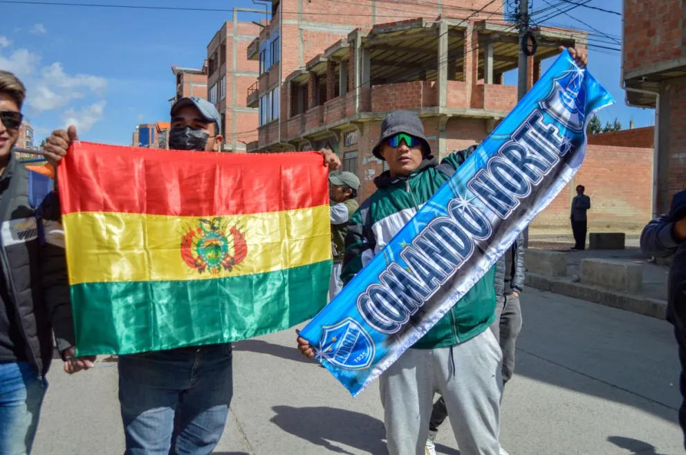Dos hinchas en las calles de Villa Ingenio. Foto: Alejandro Apaza.