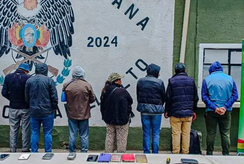 Siete de las 11 personas aprehendidas por revender las entradas para el partido entre Bolivia y Colombia. Foto: Policía Boliviana.