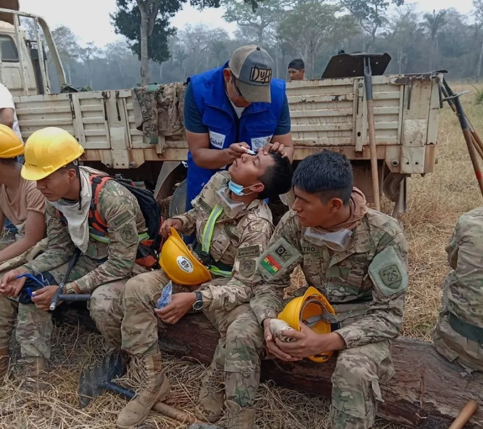 Personal de salud atiende a efectivos militares a cargo del combate a los incendios. Foto: ABI