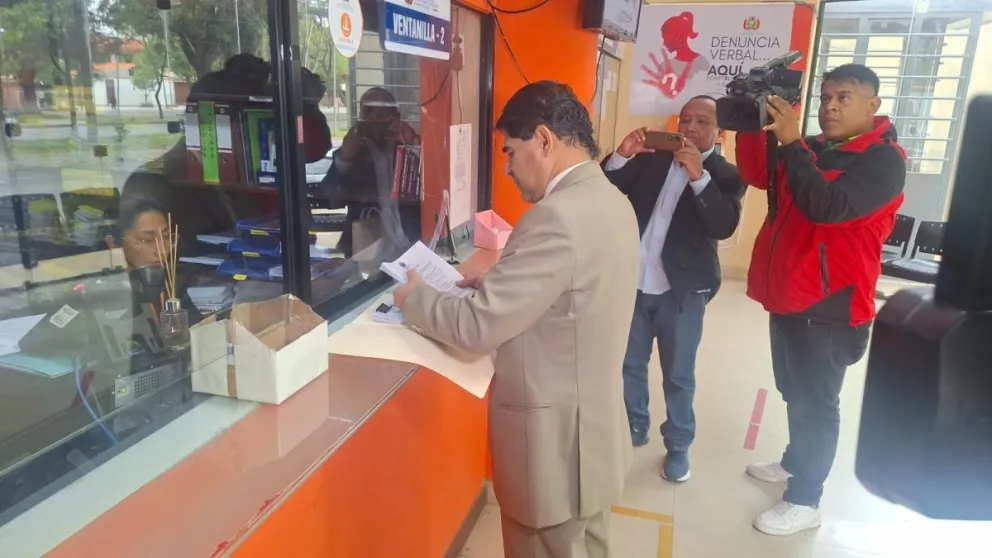 Pérez, abogado defensor de Morales, presenta un memorial ante la Fiscalía departamental de Tarija.
Foto: Diego Yapu, vía ANF