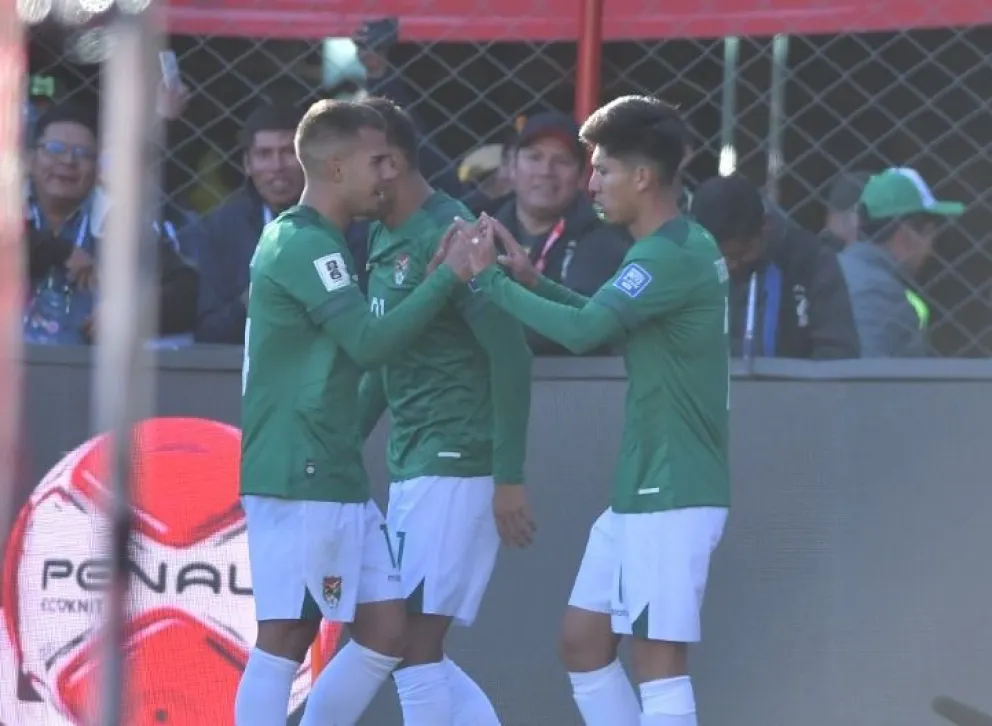 Terceros (der) celebra con Matheus (izq.) y Sagredo. Foto: APG.