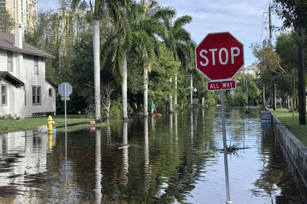 Fotografía de una calle inundada tras el paso del huracán Milton, este jueves en Fort Myers (Estados Unidos). Foto: EFE