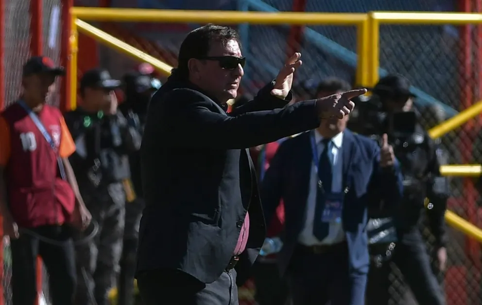 Lorenzo da instrucciones durante el partido en El Alto. Foto: APG.