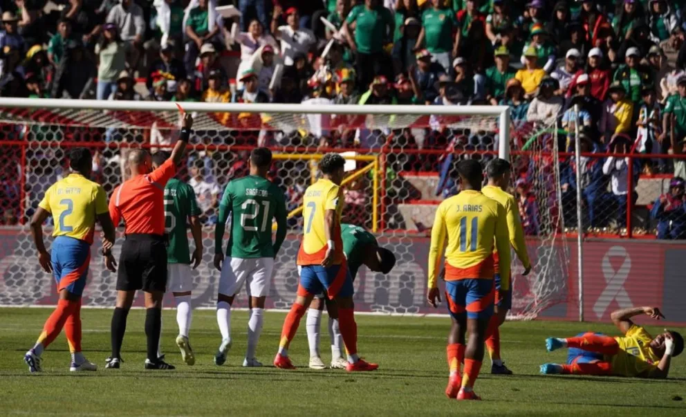 El árbitro brasileño César Sampaio le muestra la tarjera roja a Héctor Cuéllar. Foto: APG