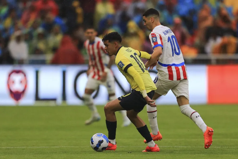 Kendry Páez (i) de Ecuador disputa un balón con Miguel Almirón de Paraguay. Foto: EFE