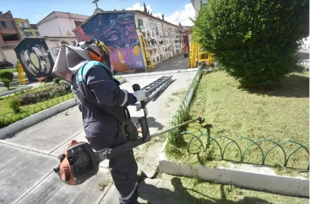 Obreros realizan refacciones en el Cementerio General de La Paz. Foto: Alcaldía de La Paz