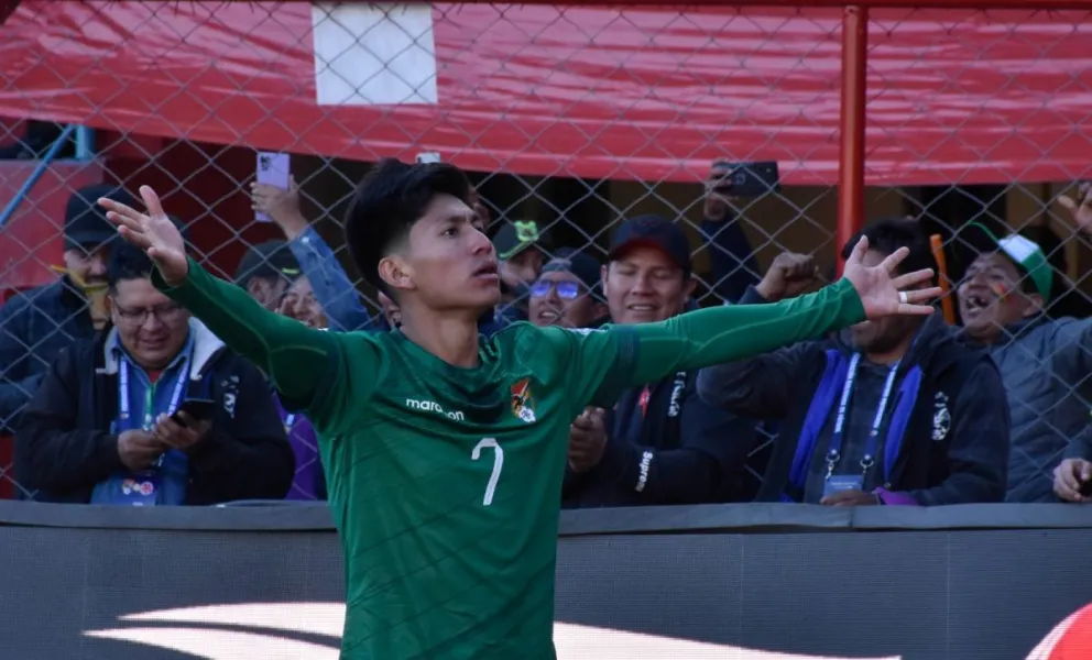 Miguel Terceros abre los brazos para asociarse al festejo del público por su golazo. Foto: APG
