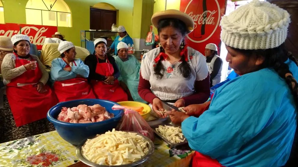 Intercambio de Experiencias entre mujeres de los Mercados Central y Bolívar de Tarija y Mujeres del Mercado Santa Martha en Copacabana