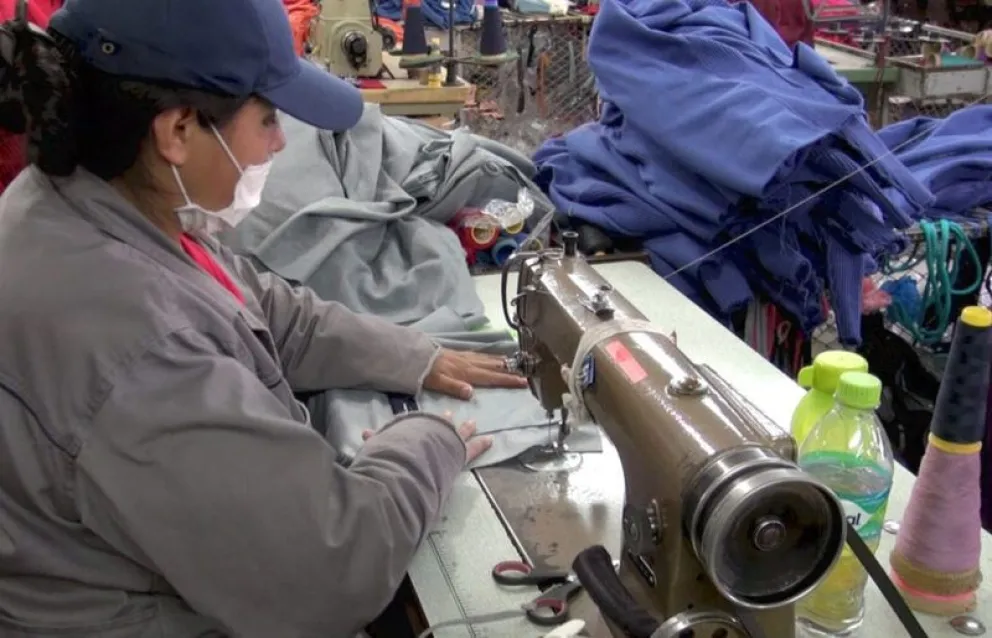Trabajadora del sector textil en plena confección de una prenda. Foto: ABI