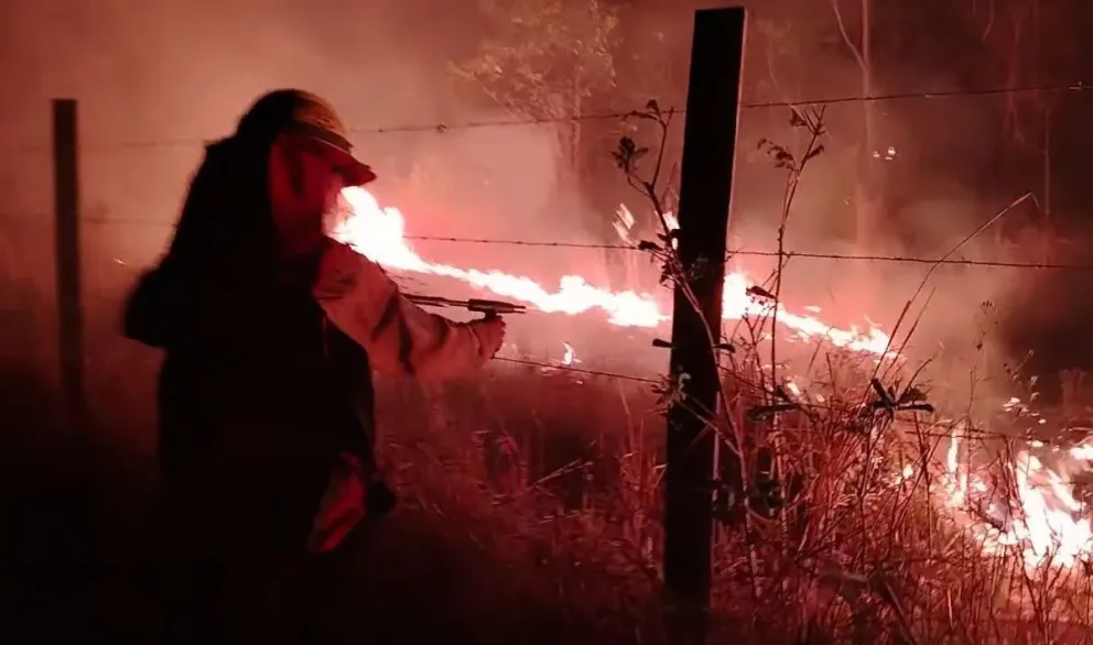 Bomberos voluntarios luchan contra las llamas en Río Blanco ( Santa Cruz). Foto: Captura de video