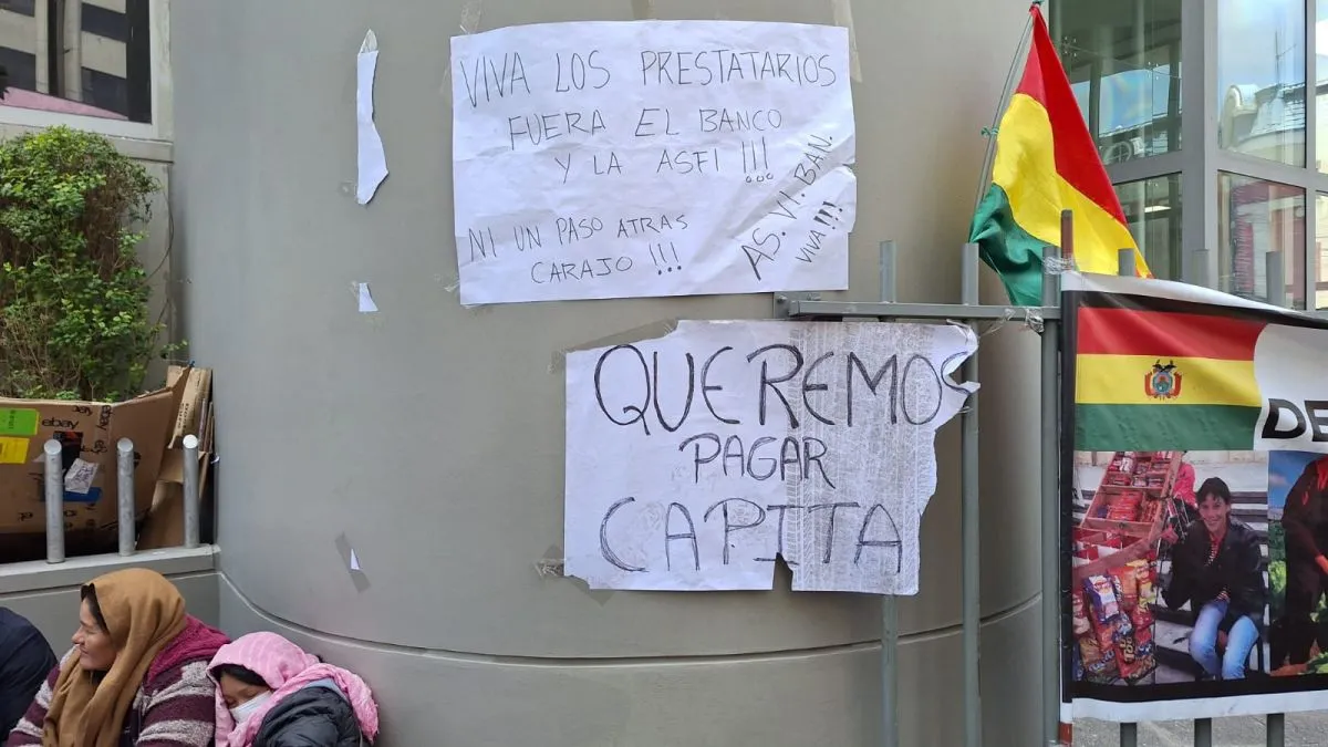 Deudores pegaron papeles en paredes del Ministerio de Econom&iacute;a. Foto: M. Belmonte