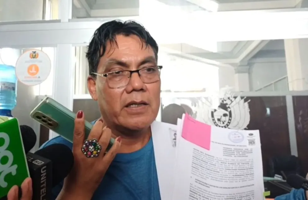 Héctor Arce con la demanda, este viernes en Sucre. Foto: Captura de video