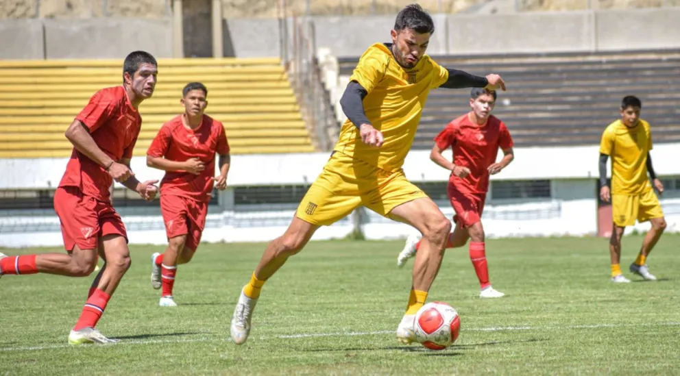 Enrique Triverio se apresta a ejecutar un remate en el partido contra Always. Foto: The Strongest