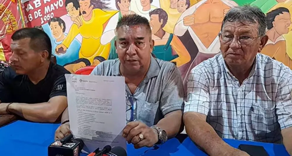 El presidente del Comité Cívico de Riberalta, Rolando Ferrufino, sostiene la carta enviada por el Gobierno. Foto: Impacto Noticias